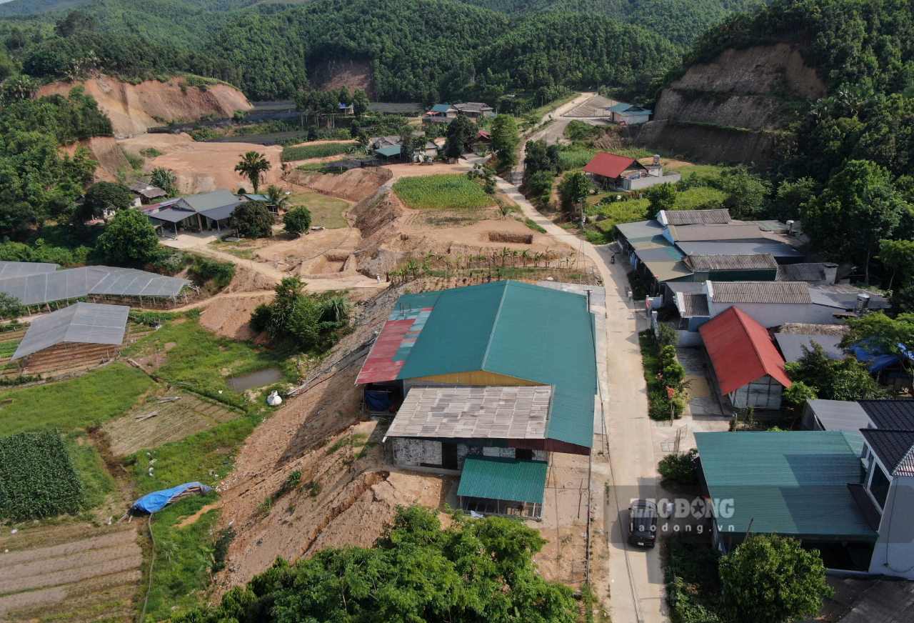 Cơ quan chức năng tiến hành rà soát, kiểm tra, phát hiện nhiều công trình xây dựng trái phép chờ đền bù dự án đường sắt Lào Cai - Hà Nội - Hải Phòng. Ảnh: Văn Đức.