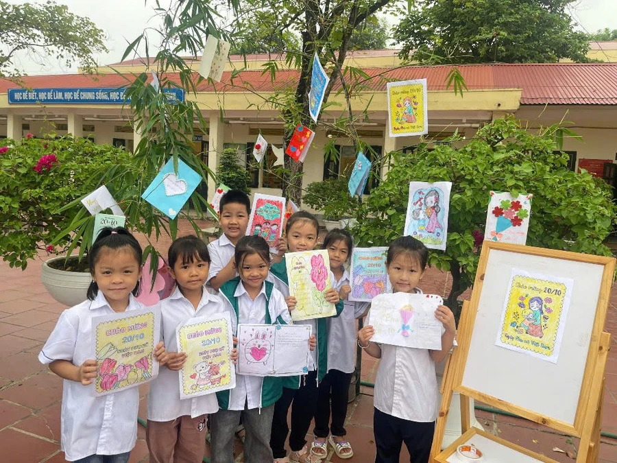 Học sinh nhà trường hào hứng tham gia trải nghiệm.