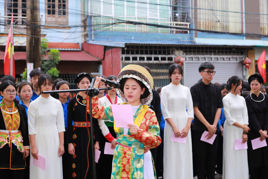 Em Vàng Thị Sy, dân tộc Mông, học sinh lớp 12A8 đến từ Mèo Vạc, Hà Giang. em-vang-thi-sy-dan-toc-mong-hoc-sinh-lop-12a8-den-tu-meo-vac-ha-giang.jpg