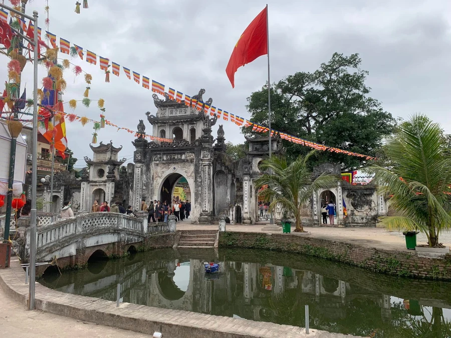 Tam quan chùa Bối Khê.