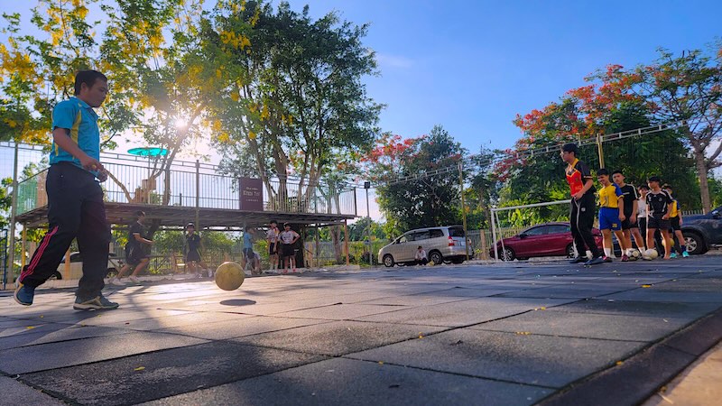 Học sinh tham gia buổi học thể chất với sự hướng dẫn của chuyên gia ở TP Cao Lãnh, tỉnh Đồng Tháp. Ảnh: Phong Linh.