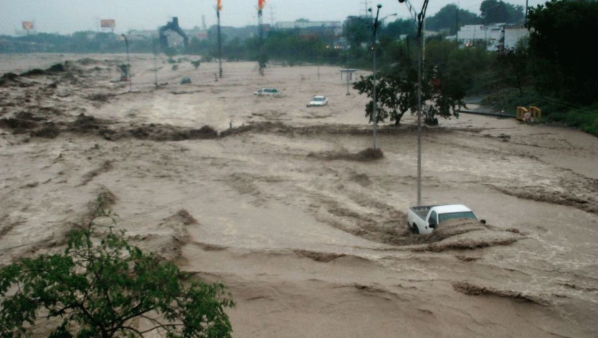 Năm 2010, bão Alex mạnh thành bão cấp 2 vào cuối tháng 6, trước khi đổ bộ vào vùng đông bắc Mexico, gây sóng lớn, mưa ngập tới gần 900 mm. Ảnh: Weather.com