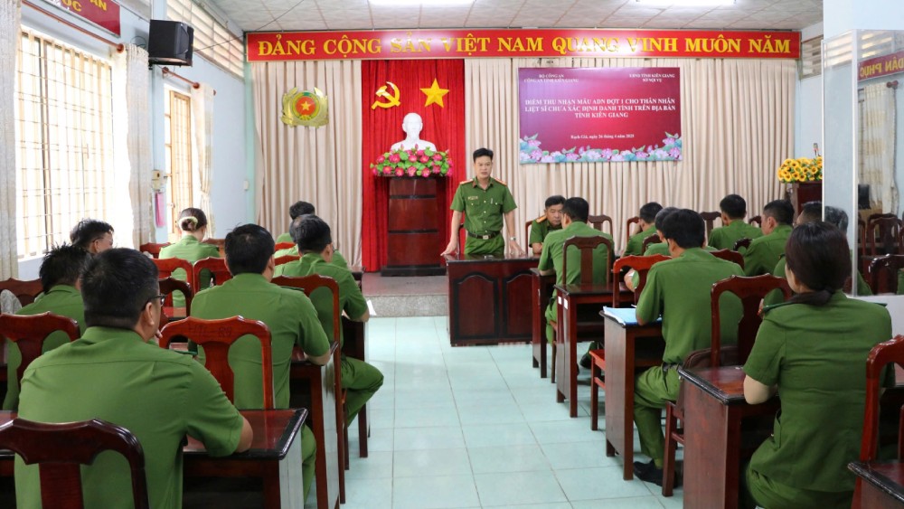Phòng Cảnh sát Điều tra tội phạm về tham nhũng, kinh tế, buôn lậu triển khai kế hoạch cao điểm tấn công, trấn áp tội phạm sản xuất, buôn bán hàng giả. Ảnh: Tiến Dũng