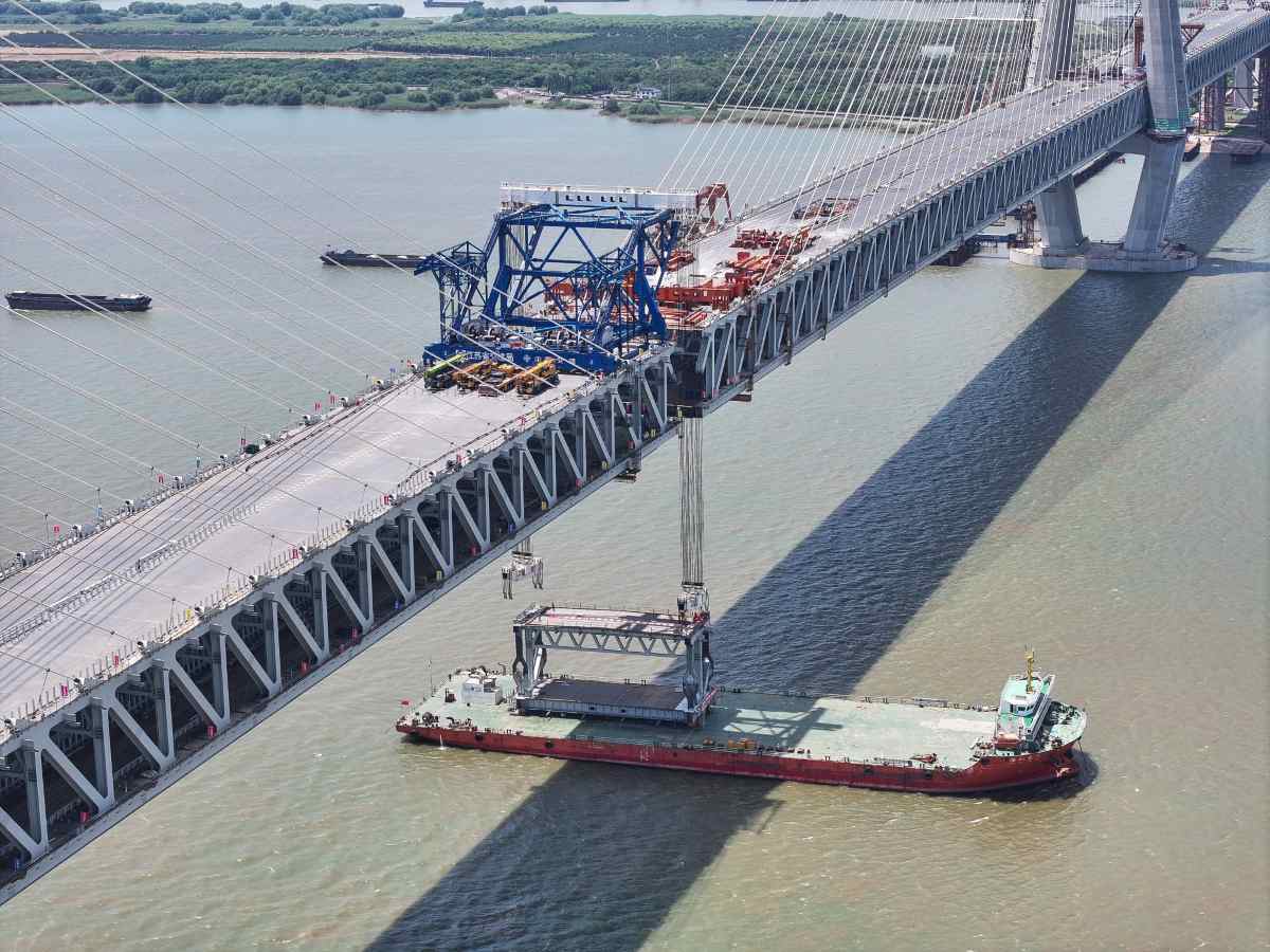 Nâng dầm thép tại đoạn hợp long của nhịp chính cầu Trường Thái. Ảnh: Xinhua
