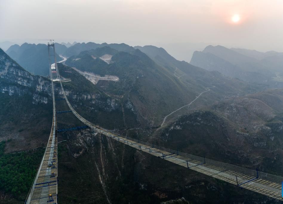 Xây cầu vượt hẻm núi Quý Châu, ngày 26.3.2024. Ảnh: Xinhua