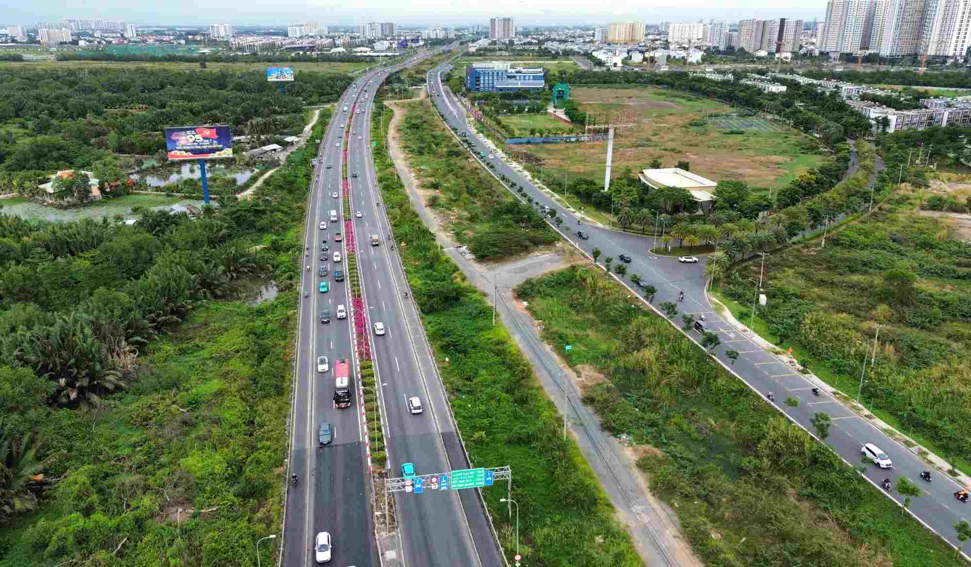 Đường dẫn cao tốc TPHCM - Long Thành và đường song hành.  Ảnh: Anh Tú