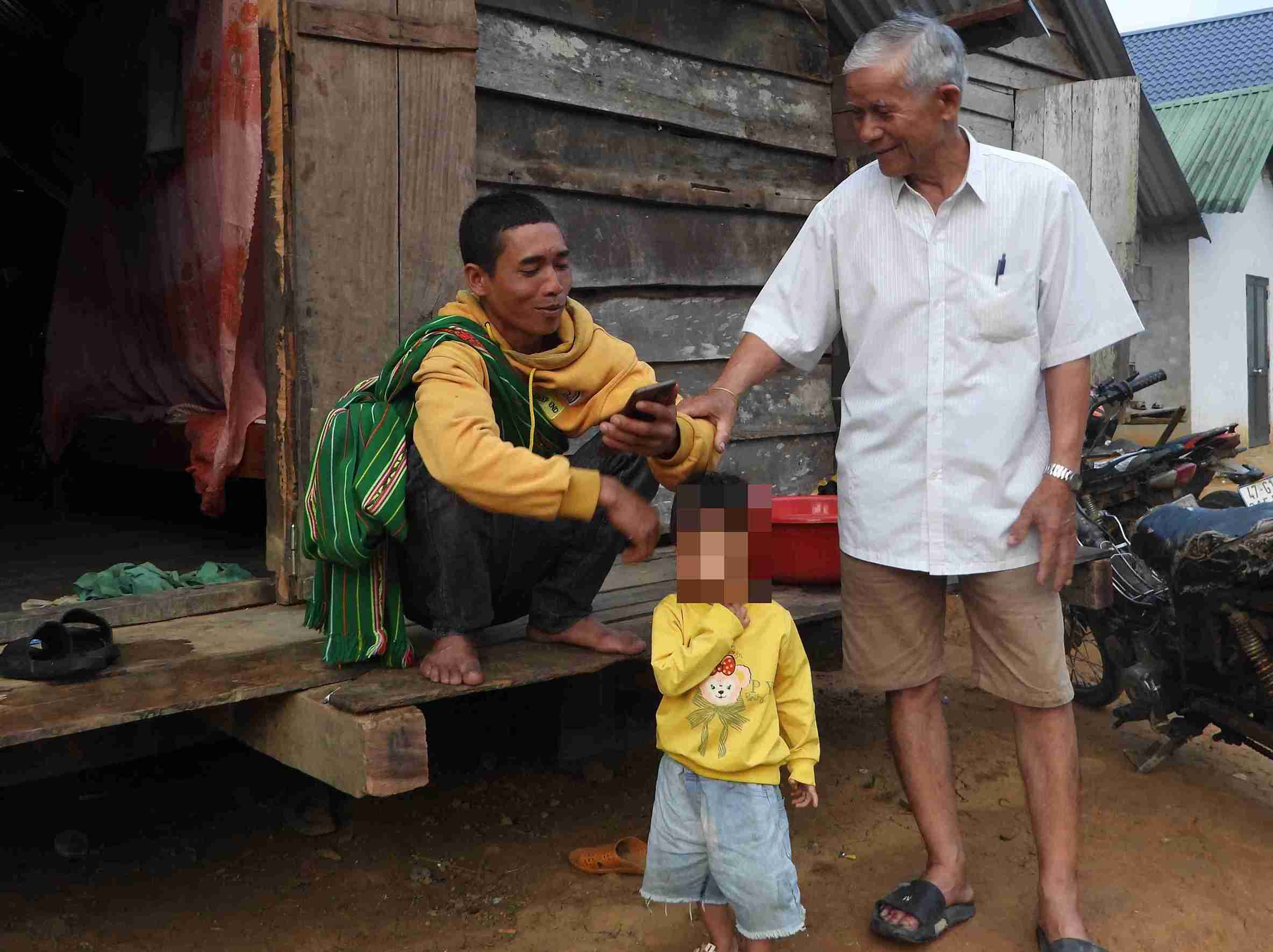 Ông Y Út Byă có vai trò rất đặc biệt trong buôn. Ảnh: Bảo Lâm