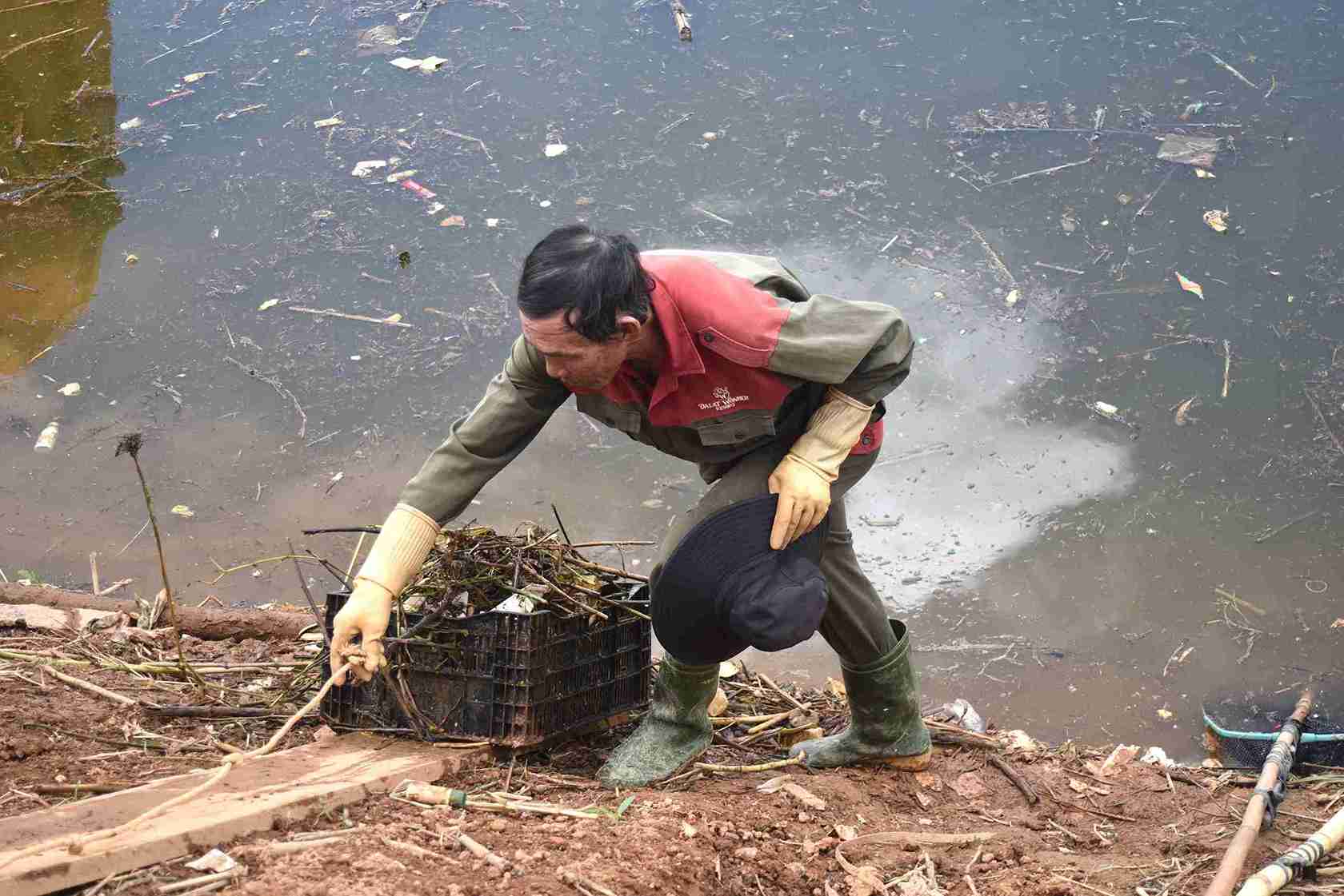 Nhân viên rất vất vả để thu gom rác mỗi ngày. Ảnh: Bảo Trung