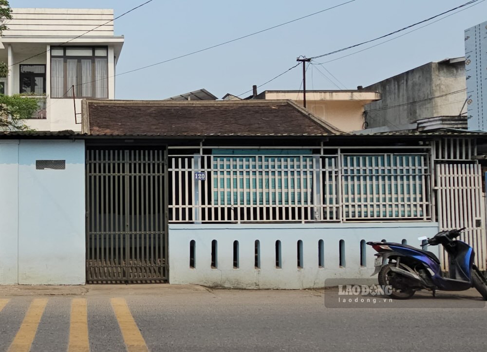Phòng trọ tại địa chỉ 120 Ngự Bình, phường An Cựu, quận Thuận Hóa mà đối tượng sử dụng Facebook Kimm Yến đăng bài cho thuê thực chất là một nhà thờ. Ảnh: Hàn Nguyên