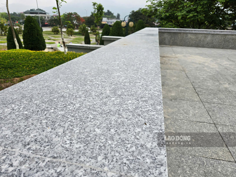 Khu vực ghế ngồi cũng như các vị trí trang trí đang được ốp lại, thay thế đá mới. Ảnh: Tân Văn
