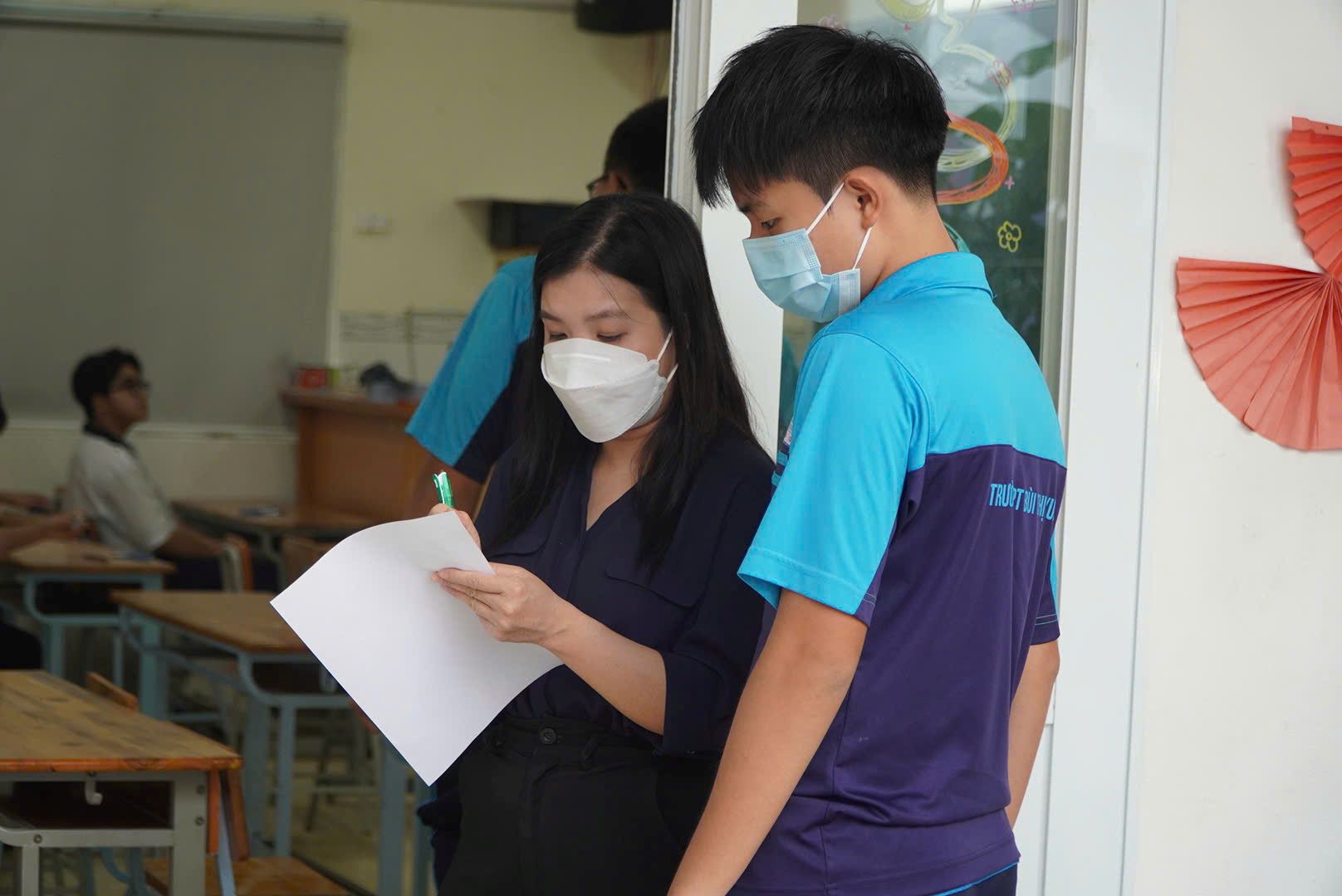 Thí sinh dự thi thử tốt nghiệp THPT vào phòng thi. Ảnh: Chân Phúc