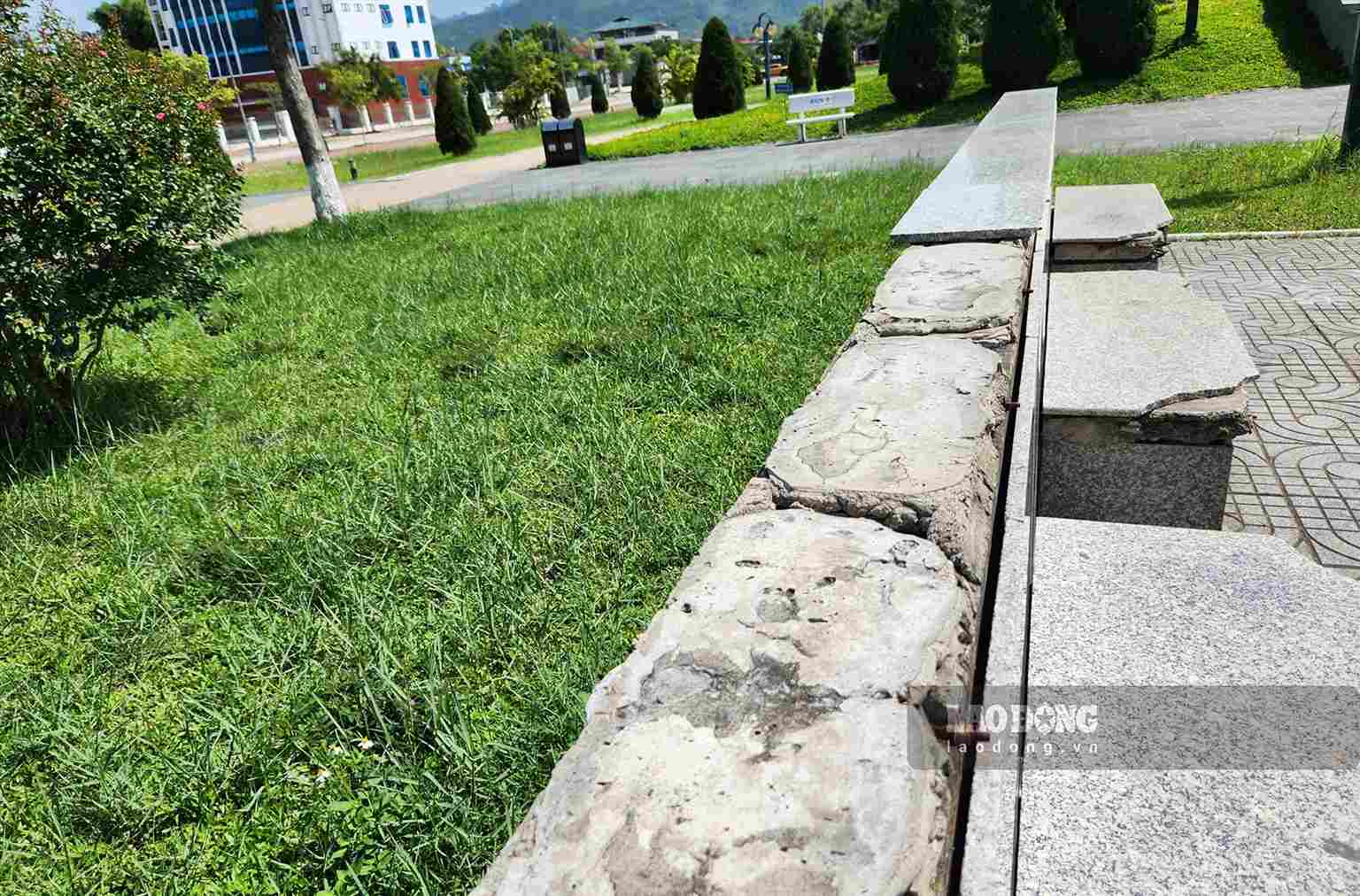 Một số hình ảnh xuống cấp tại Quảng trường Pác Bó, ghi nhận vào tháng 7.2023. Ảnh: Tân Văn