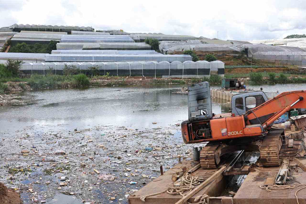 Chủ đầu tư đang rất đau đầu vì tình trạng hồ ngập rác. Ảnh: Bảo Trung