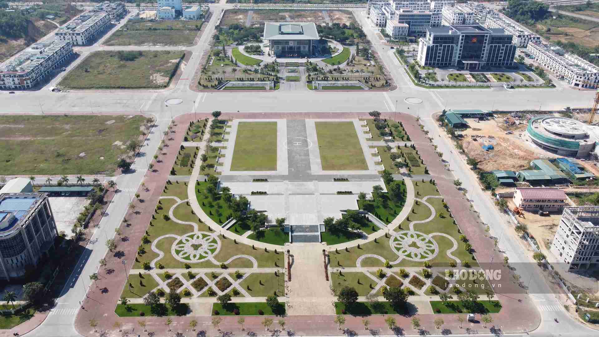 Diện mạo quảng trường khi chưa được cải tạo. Ảnh: Tân Văn