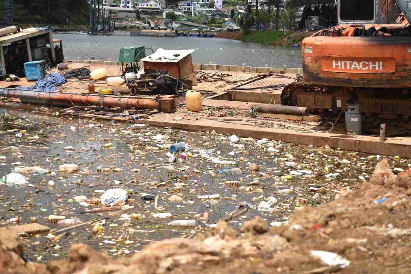 Một góc hồ ngập trong rác thải. Ảnh: Bảo Trung