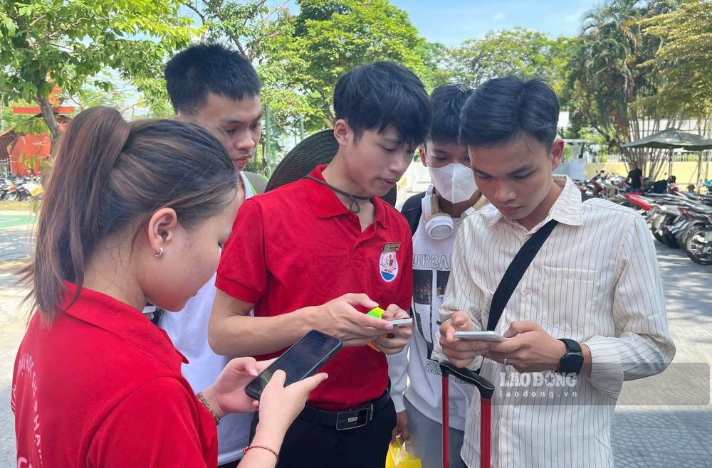 Đội tiếp sức mùa thi Trường Đại học Sư phạm, Đại học Huế hướng dẫn tân sinh viên tìm phòng trọ. Ảnh: Nhà trường cung cấp