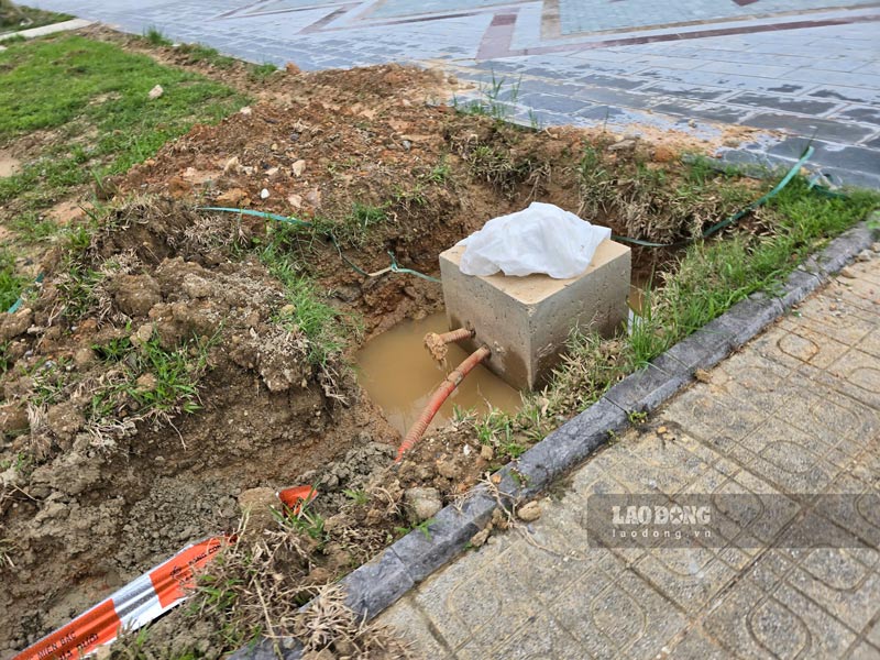 Vỉa hè đã lát mặt đá mới hoàn chỉnh, hệ thống cột đèn đang được xây dựng lại. Ảnh: Tân Văn