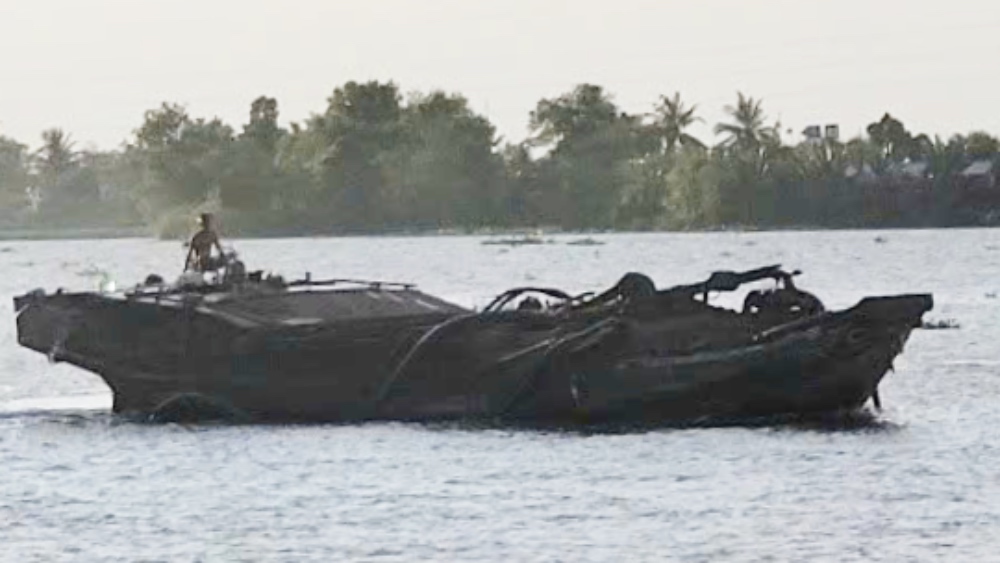 Ghe cây chứa thiết bị hút cát tự chế di chuyển trên sông Cổ Chiên. Ảnh: Nhóm PV.