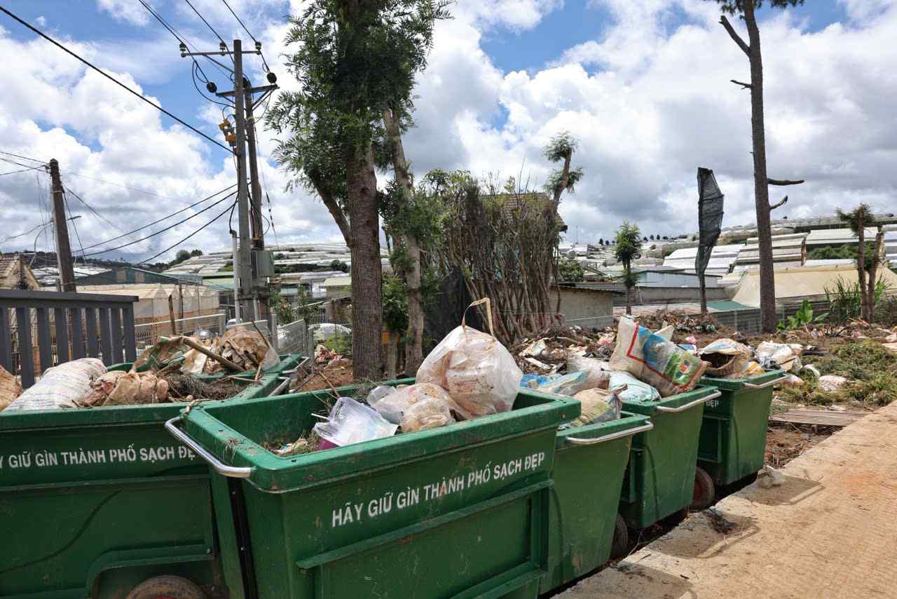 Rác thải được thu gom, chất thành từng đống. Ảnh: Bảo Trung