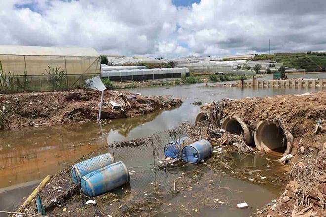 Du khách thất vọng vì hồ Than Thở ở Đà Lạt trở thành nơi chứa rác