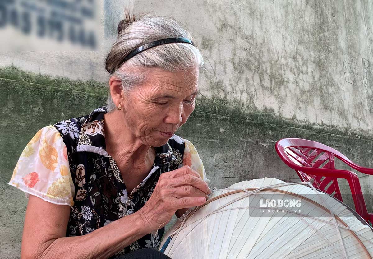 Những người thợ cao tuổi khéo léo khâu từng mũi kim giữ nghề làm nón lá Đào Khê