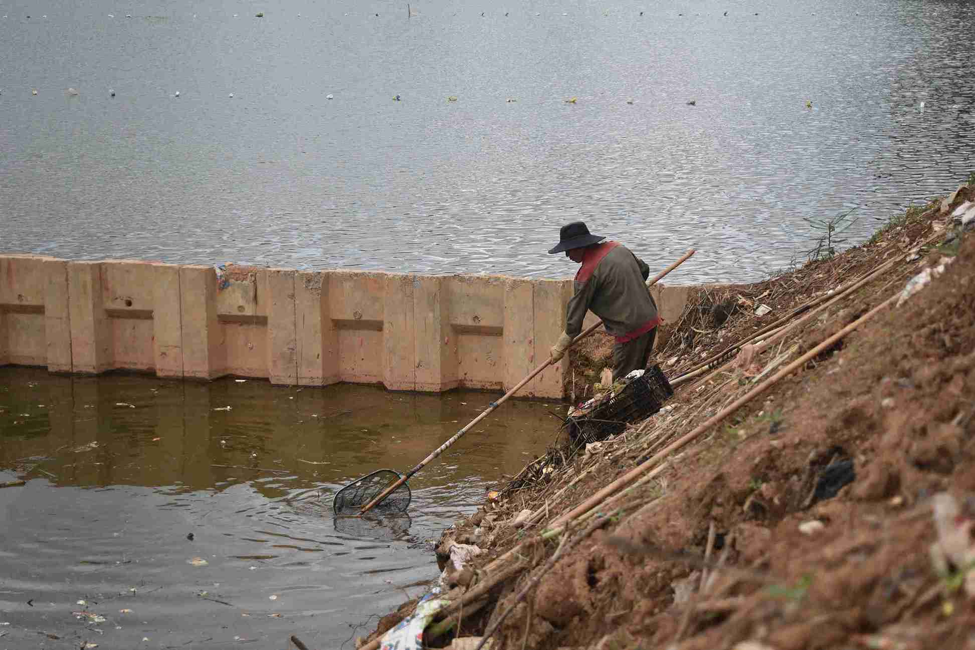 Rác thải nằm la liệt ảnh hưởng đến hình ảnh du lịch của thành phố. Ảnh: Bảo Trung