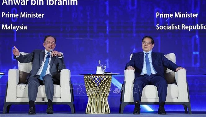 Thủ tướng Phạm Minh Chính và Thủ tướng Malaysia Anwar Ibrahim tham dự phiên thảo luận. Ảnh: Dương Giang/TTXVN.