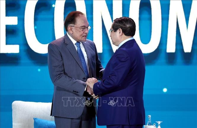 Thủ tướng Malaysia Anwar Ibrahim đón Thủ tướng Phạm Minh Chính đến tham dự. Ảnh: Dương Giang/TTXVN.