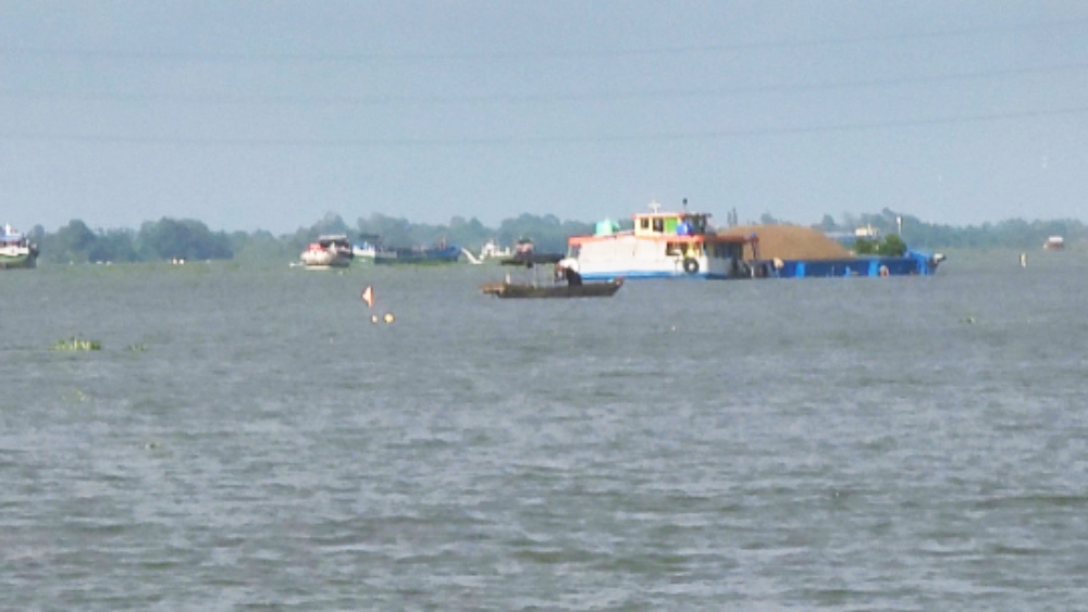 Cảnh nhộn nhịp trên sông Cổ Chiên. Ảnh: Nhóm PV.