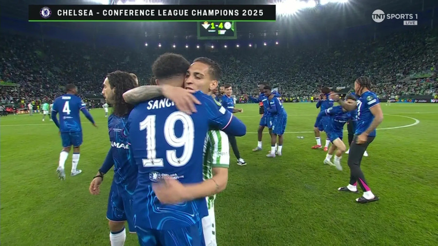 Sancho tới ôm và an ủi người đồng đội cũ khi cả hai cùng thi đấu cho Man Utd. 3.jpg