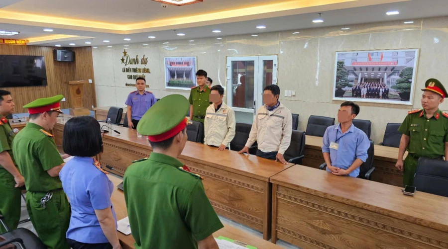 Công an tống đạt quyết định khởi tố vụ án, khởi tố bị can.