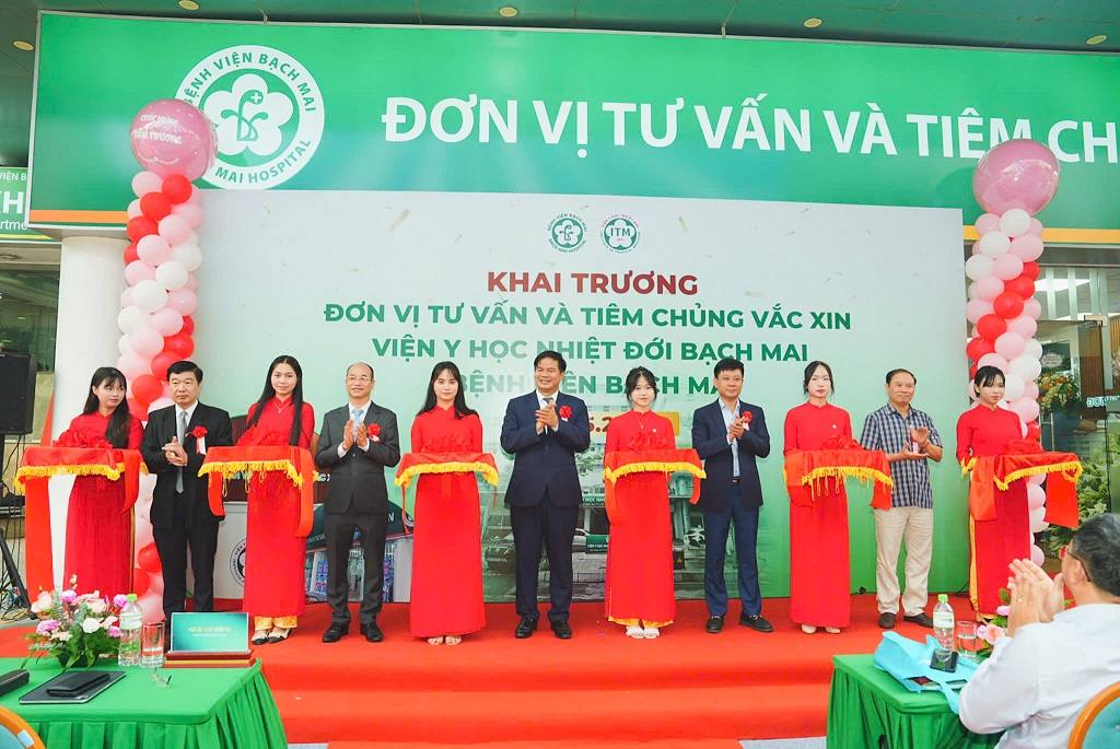 Bệnh viện Bạch Mai khai trương Đơn vị Tư vấn và Tiêm chủng vaccine. Ảnh: Thế Anh