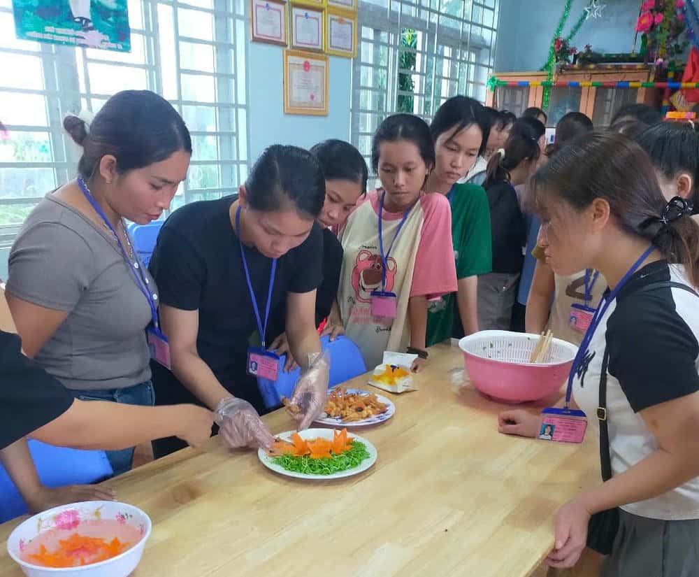 Phụ nữ ở Krông Nô cùng nhau học nghề nấu ăn. Ảnh: Bảo Lâm