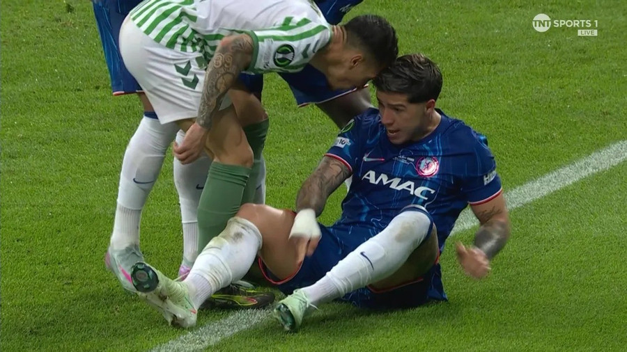 Antony mất bình tĩnh và đã đụng độ với Enzo Fernandez của vào cuối trận. 5.jpg