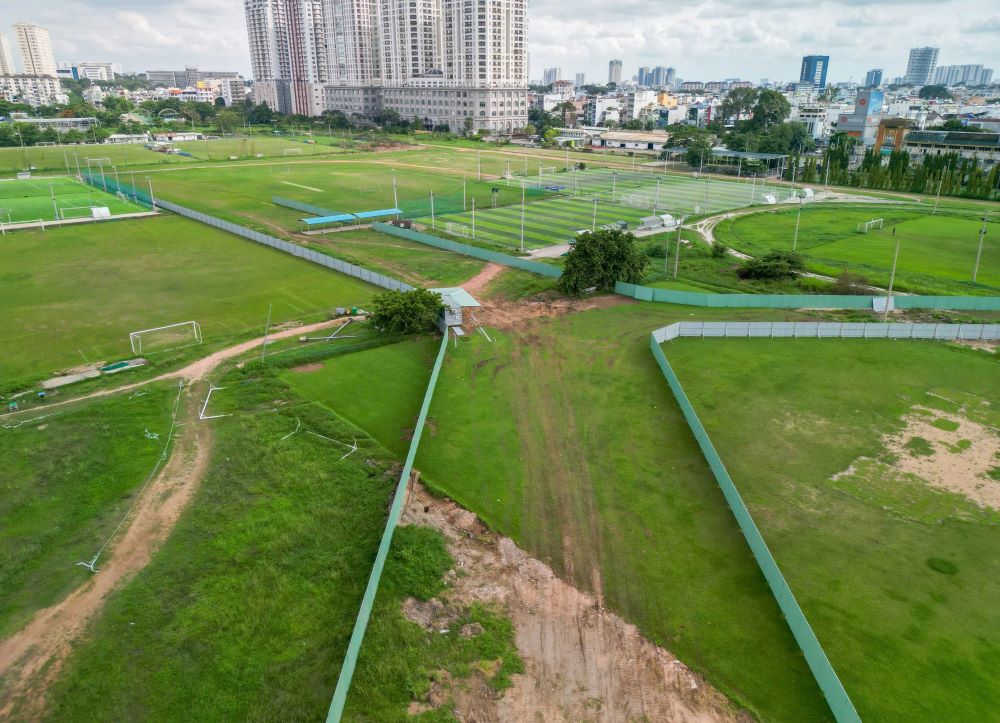 Hiện một tuyến từ đầu đường Lữ Gia vào trong trường đua đang rào chắn, tập kết máy móc, vật liệu xây dựng để thi công.