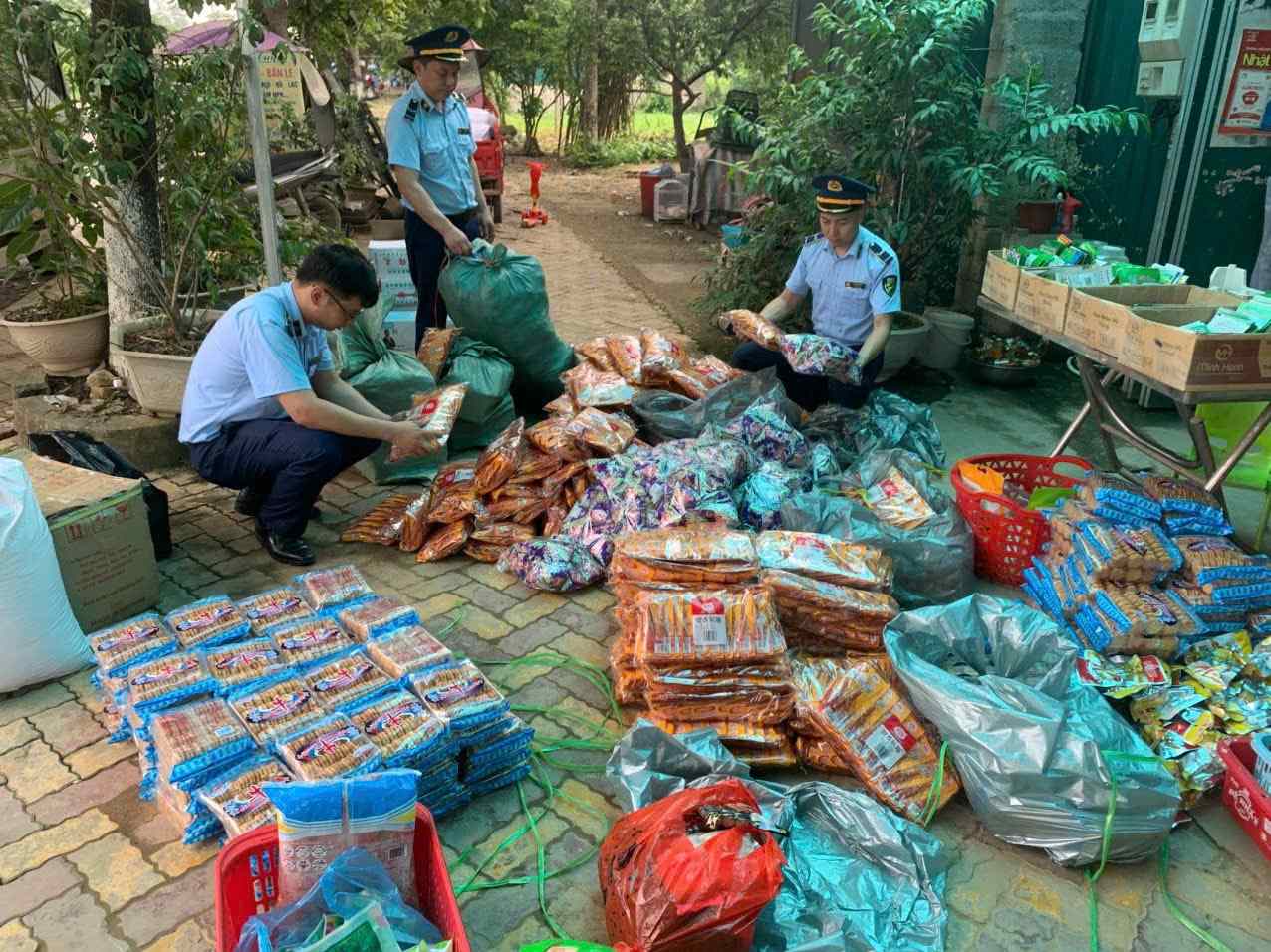 Đoàn kiểm tra kiểm tra hàng hóa tại hộ kinh doanh Đ.T.H , thị trấn Tà Lùng. Ảnh: Chi cục QLTT Cao Bằng