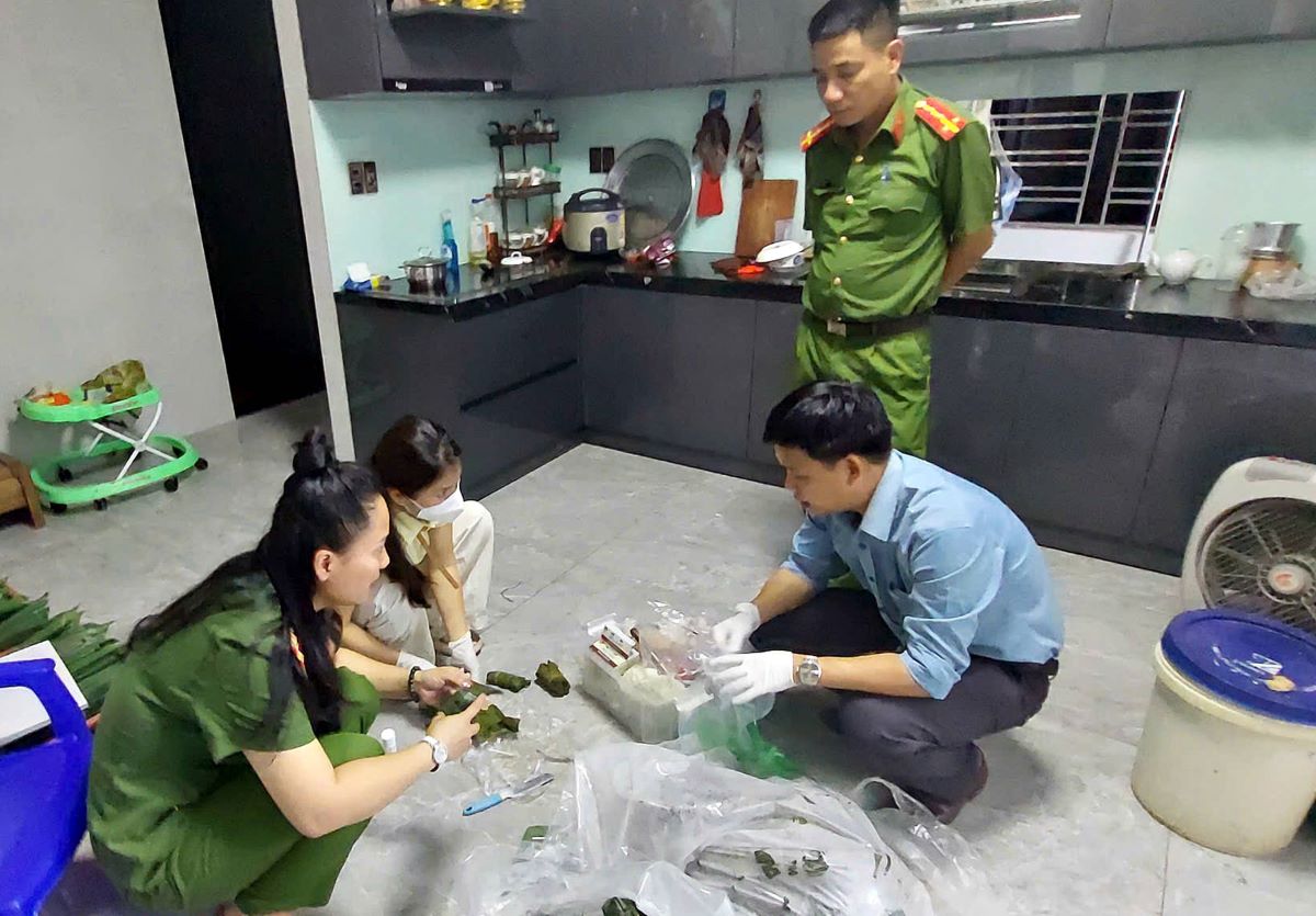 Lực lượng chức năng kiểm tra, phát hiện có hàn the trong chả. Ảnh: Lê An