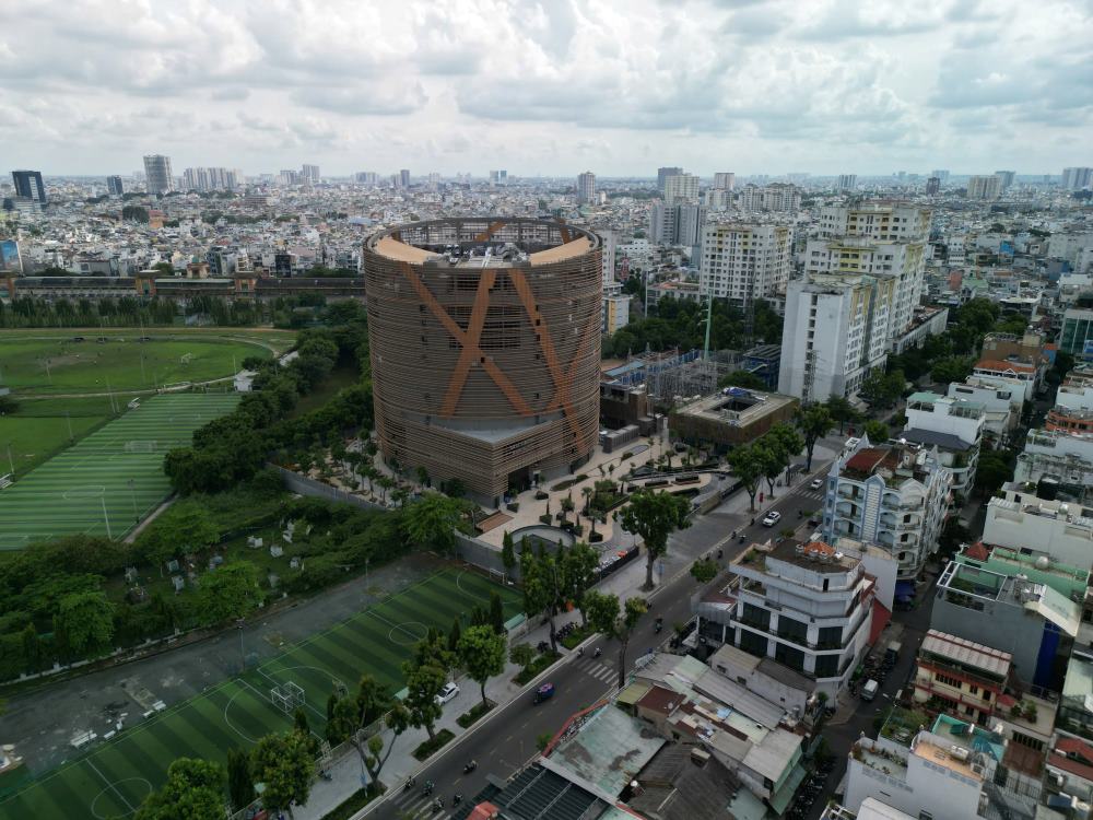 Cạnh đó, rạp xiếc và biểu diễn đa năng Phú Thọ (Quận 11, TP.HCM) có mức đầu từ 1.400 tỉ đồng sau hơn 2 năm triển khai đã dần hoàn thiện. Ảnh: Anh Tú