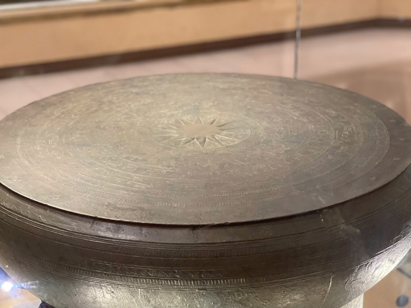 Trống đồng Ngọc Lũ vẫn được giữ nguyên hiện trạng, được đánh giá là đẹp nhất trong nhóm trống đồng Đông Sơn. Ảnh: Hoàng Huê