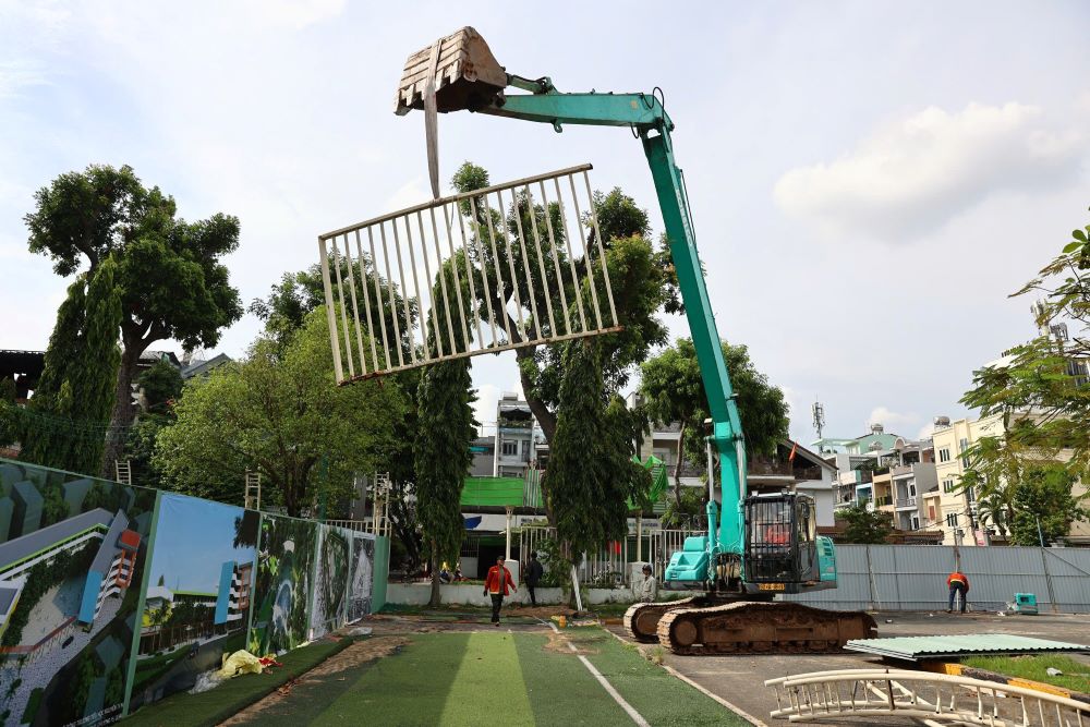 Nhà thầu triển khai tháo dỡ hàng rào quanh trường đua để lập rào chắn thi công, với khoảng 20 công nhân làm việc. Ảnh: Anh Tú