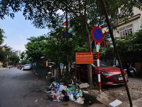 Bên ngoài trở thành điểm tập kết rác thải gây ô nhiễm môi trường. Ảnh: Minh Hạnh