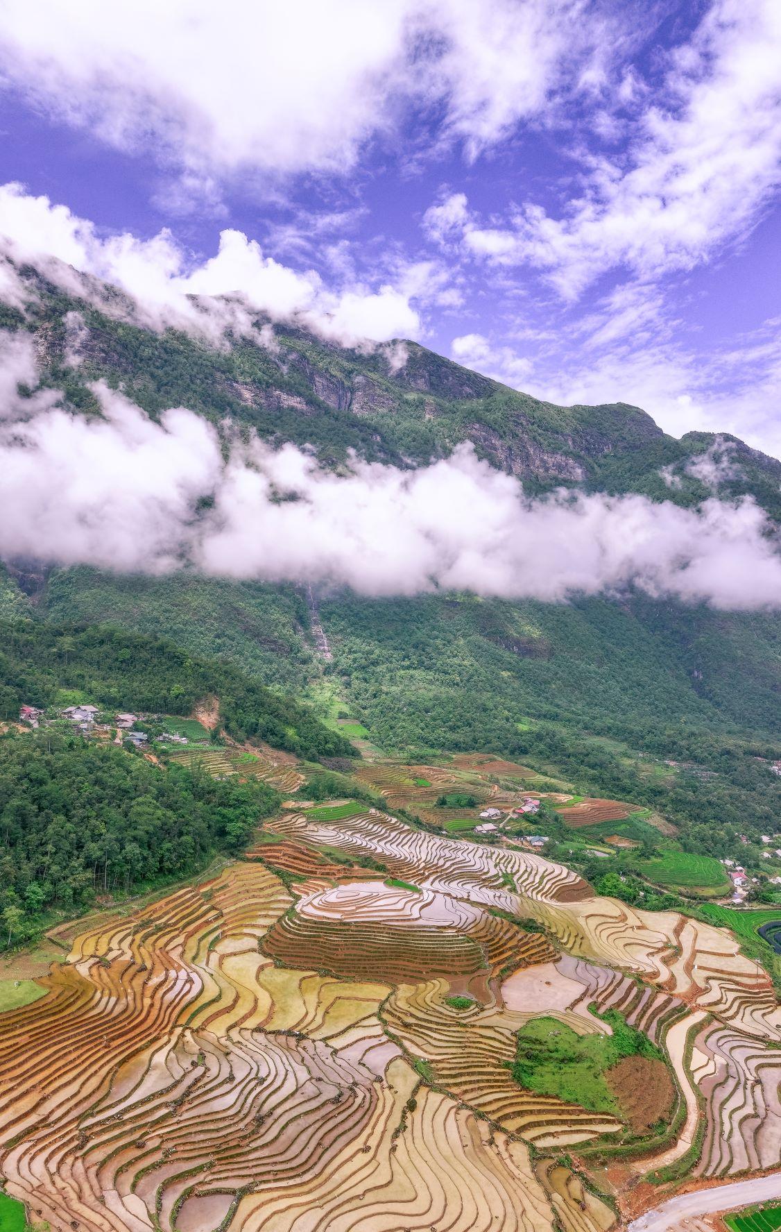 Khung cảnh mây vờn sau mưa ở vùng núi cao, mây núi hòa quyện, tô điểm cho thiên nhiên là những thửa ruộng bậc thang uốn lượn vào mùa đổ nước. Một số địa điểm ngắm ruộng bậc thang mùa nước đổ đẹp nhất ở Y Tý phải kể tới thung lũng Thề Pả (giữa xã Y Tý và A Lù) trải dài từ Choản Thèn đến Thiên Sinh. Thung lũng này đã được Bộ Văn hóa Thể thao và Du lịch công nhận là danh lam thắng cảnh cấp quốc gia từ năm 2015.