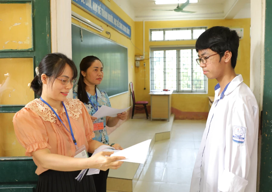 Thí sinh chuẩn bị vào phòng thi tại Hội đồng coi thi Trường THPT Nguyễn Thái Học (TP Vĩnh Yên).