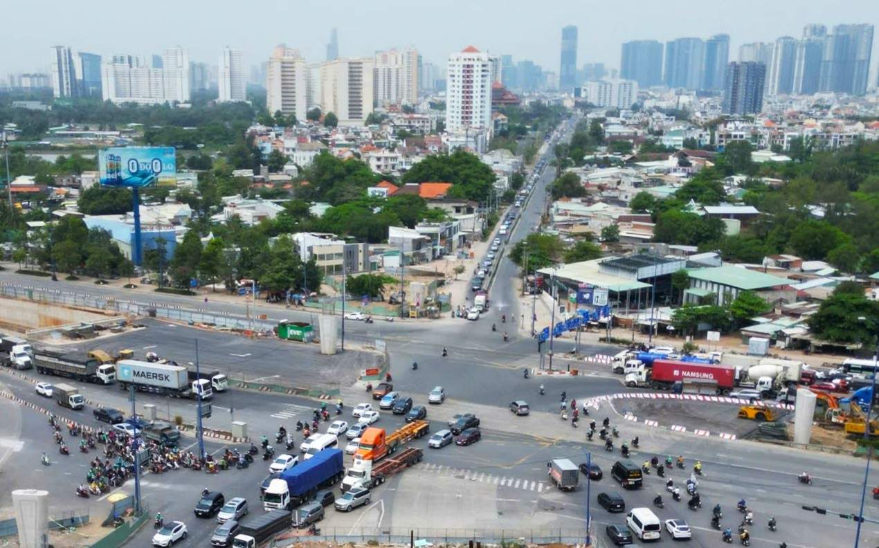 Vướng mặt bằng khiến nhánh cầu nối từ đường Lương Định Của lên cao tốc TPHCM - Long Thành chậm tiện độ.  Ảnh: Minh Quân