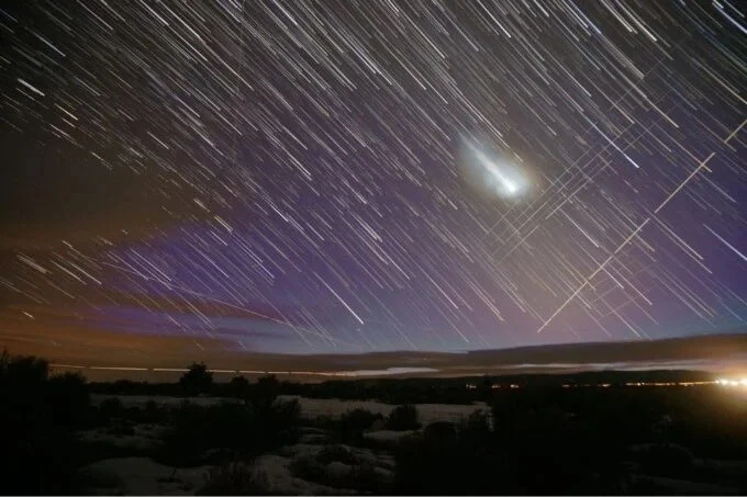 Vệ tinh Venus và Starlink. Ảnh: Mike Lewinski/Wikimedia Commons