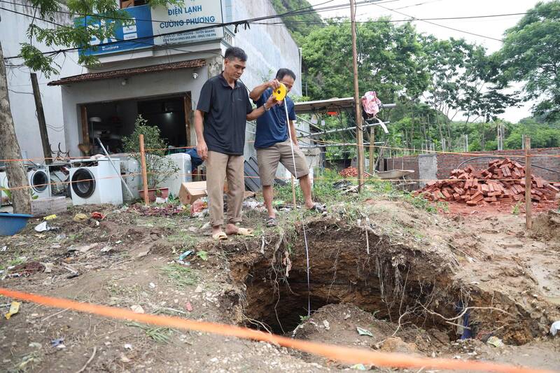 Hố sụt lún tại xã Tân Thanh (Sơn Dương, Tuyên Quang). Ảnh: Đức Thắng