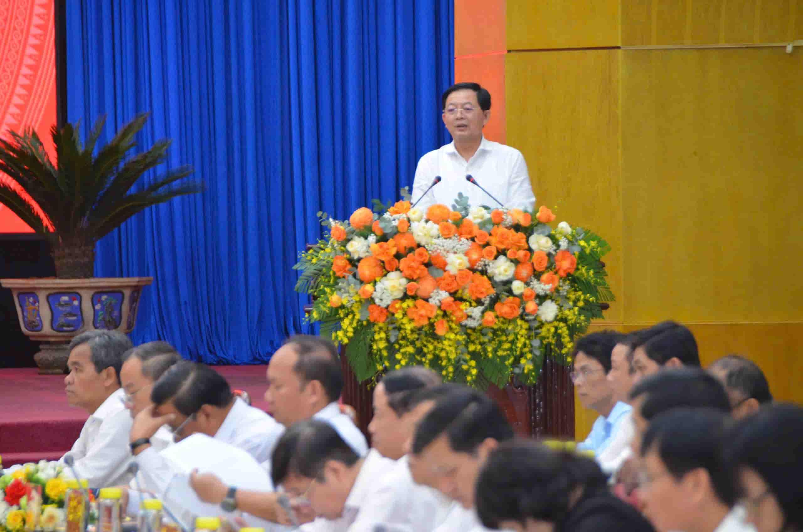 Bí thư Tỉnh ủy Bình Định Hồ Quốc Dũng phát biểu tại hội nghị. Ảnh: Thanh Tuấn