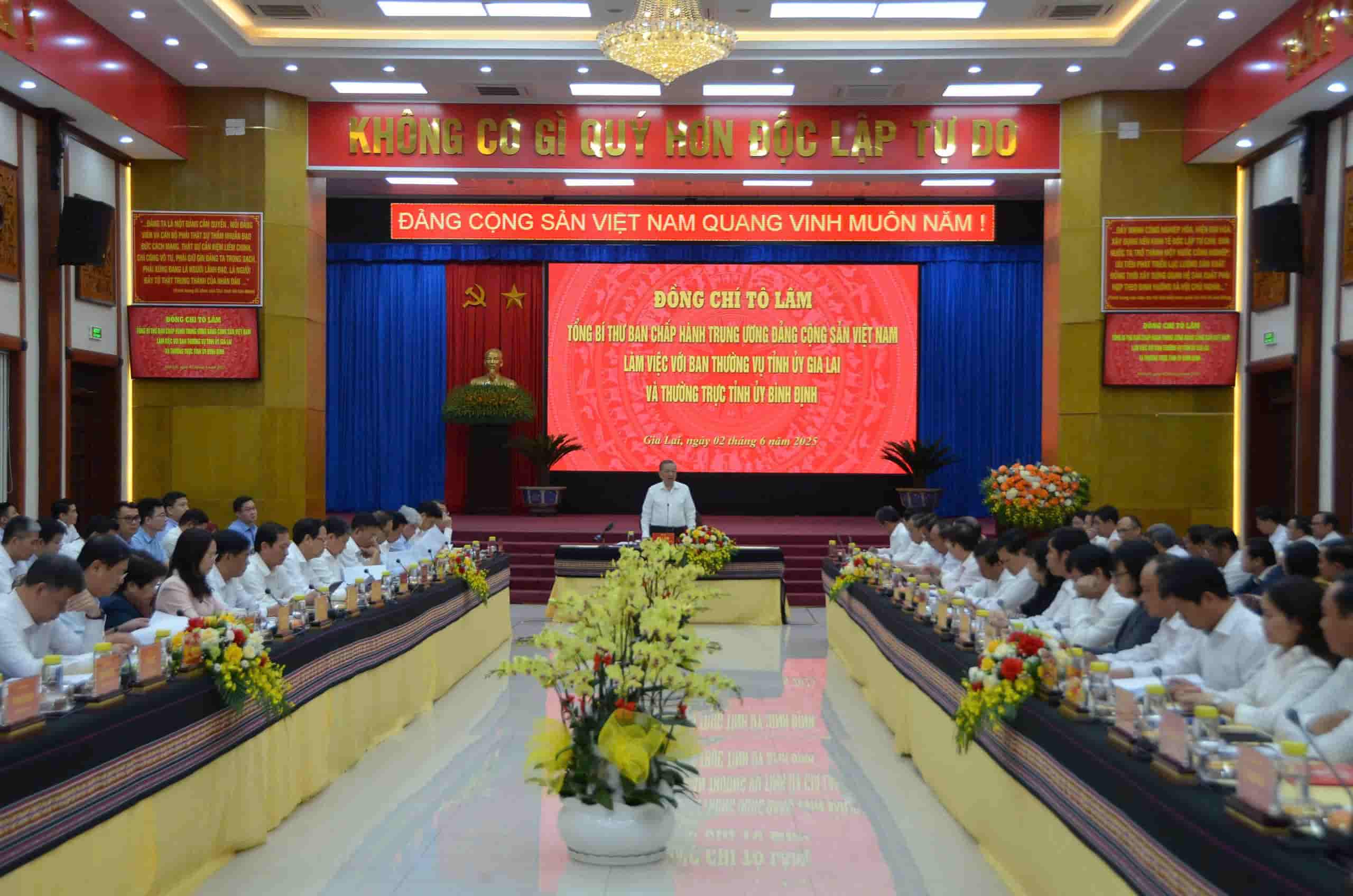 Quang cảnh buổi làm việc. Ảnh: Thanh Tuấn