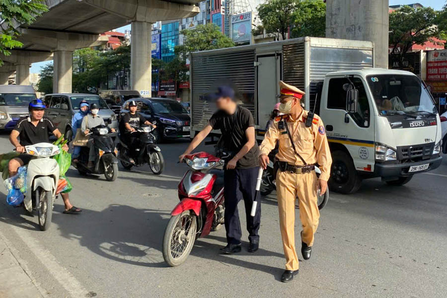 Nhiều người chỉ vì vội, muốn đi nhanh hơn người khác một chút mà phải ngậm ngùi nhận phạt nặng. Ảnh: Tiến Trạch