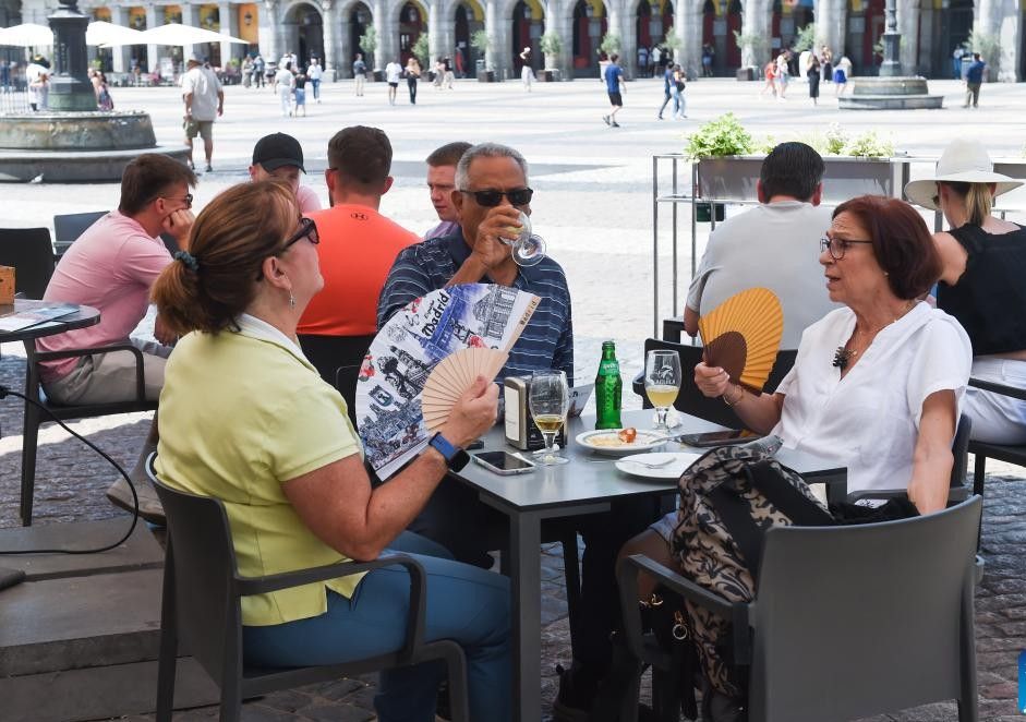 Giải nhiệt giữa nắng nóng ở Madrid, Tây Ban Nha, ngày 29.5.2025. Ảnh: Xinhua
